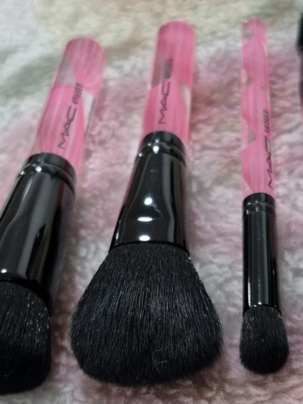 Lovely MAC Cosmetics Pink Handle Professional Makeup Brush Set